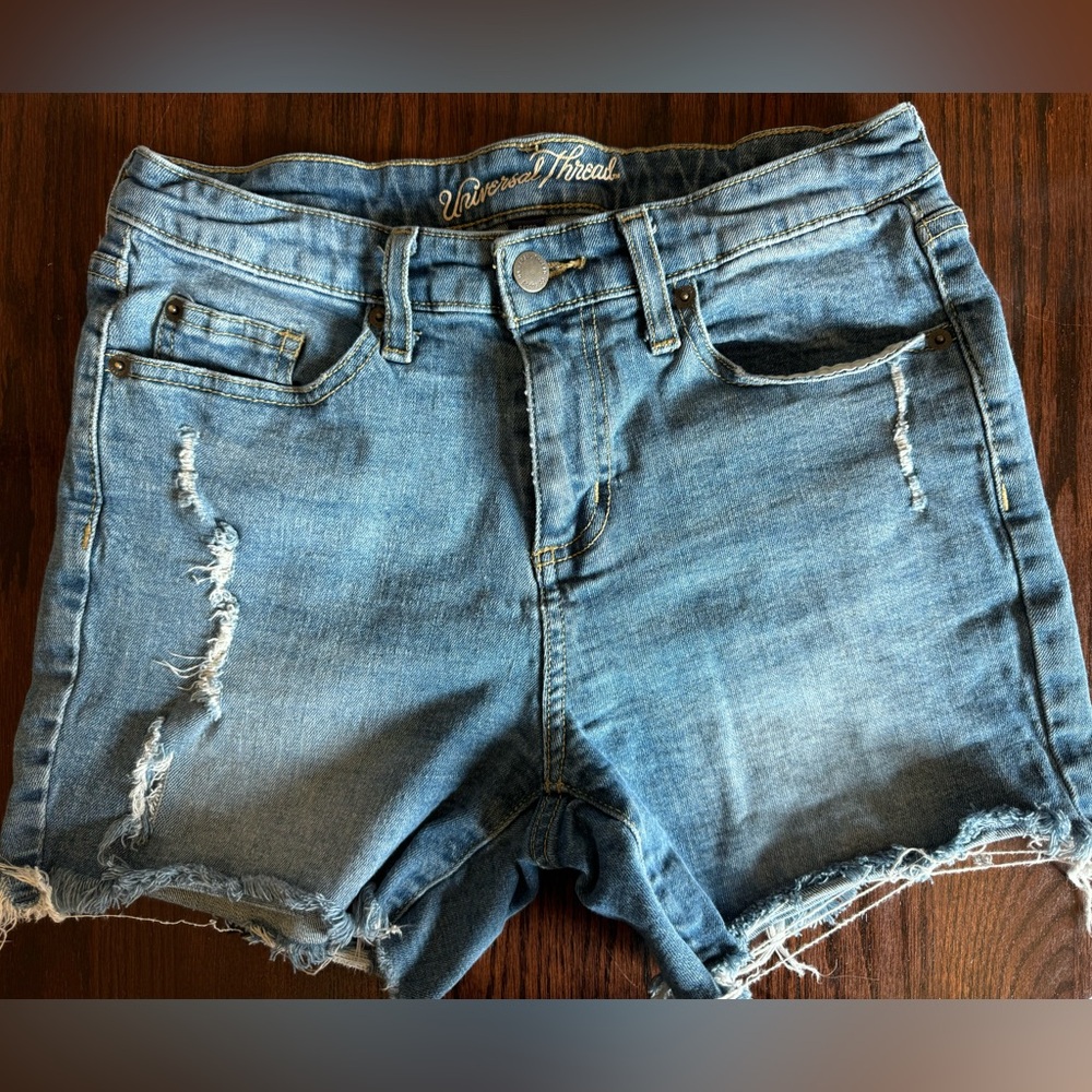 Women’s universal thread jean shorts size 6/28R midrise boyfriend short